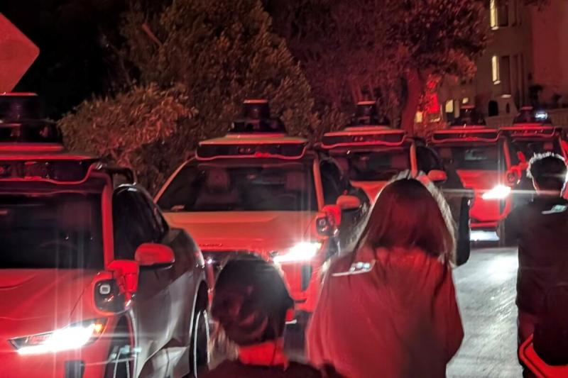 Viccesnek találta a dolgot, és több tucat autóval sikerült dugót létrehoznia.