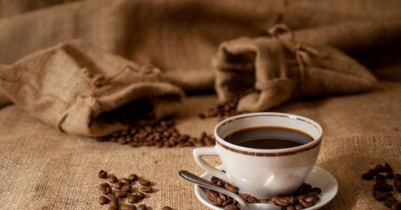 A reggeli kávé varázslatos hatással bír hangulatunkra. Amikor a gőzölgő csésze elénk kerül, szinte azonnal érezzük a frissítő aromát, ami felébreszti az érzékeinket. A koffein serkentő hatása nem csupán a fizikai energiánkat növeli, hanem a kedvünket is f