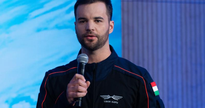 Kapu Tibor űrhajós különleges együttműködésbe kezdett a Csillag Születik lenyűgöző énekesnőjével.