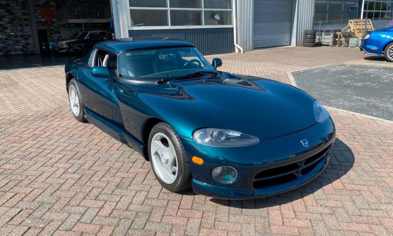 Eladó egy ritka gyöngyszem: egy 31 éves Dodge Viper, amely egy lenyűgöző 8 literes V10-es motorral büszkélkedhet. Ez az alig használt példány igazi különlegesség, amely a sportautók szerelmeseinek álma. Ne hagyd ki a lehetőséget, hogy birtokba vedd ezt a 