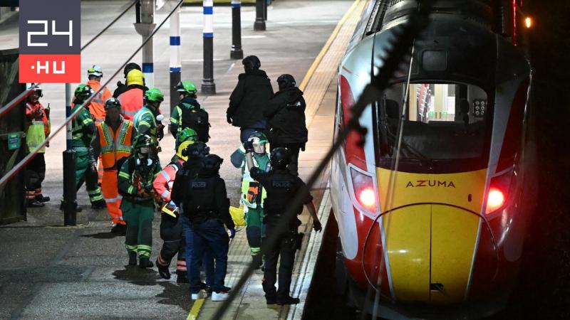 Késelés történt egy brit vonaton, amelynek következtében kilenc ember súlyos sérüléseket szenvedett. Az áldozatok állapota életveszélyes, és a hatóságok sürgősen nyomozásba kezdtek az ügy tisztázása érdekében.