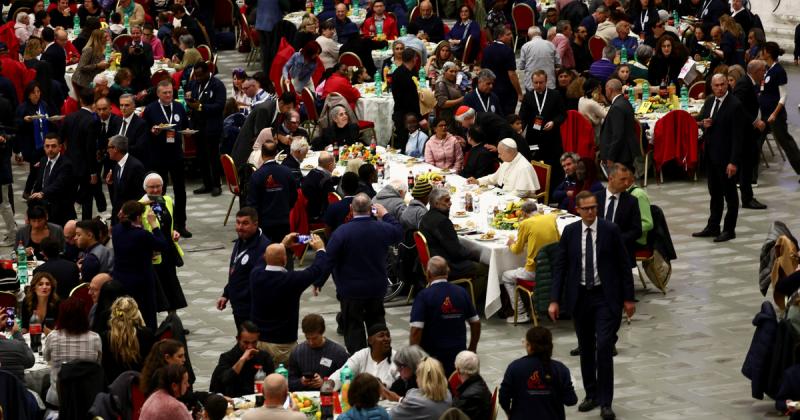 XIV. Leó a vatikáni audienciateremben különleges ebédet tartott, ahol ezerháromszáz rászorulóval osztotta meg az ételt.