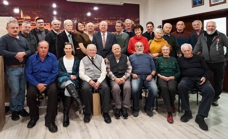 XXV. Nemzetközi Magyar Fotóművészeti Kiállítás a Reviczky Házban

Fedezd fel a magyar fotóművészet legjavát a XXV. Nemzetközi Magyar Fotóművészeti Kiállításon, amely a festői Reviczky Ház falai között várja a látogatókat. Ez az esemény nem csupán a képek 