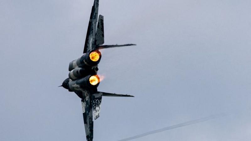 Sokkoló felvétel: egy ukrán vadászgép egyetlen precíziós csapással semmisítette meg az orosz utánpótlási hidat, ezzel komoly csapást mérve az ellenséges logisztikára.