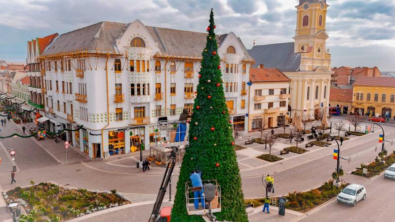Nagyvárad varázslatos ünnepi ruhát ölt magára. Az utcák fényárban úsznak, a fákon színes díszek ragyognak, és a levegőben az ünnepi várakozás illata terjeng. A város minden szeglete ünnepi hangulatban vibrál, és a lakosok szívében öröm és boldogság költöz
